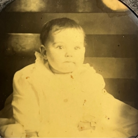 Antique Tintype Victorian Baby Photo in Ornate Round Picture Frame - Picture 5 of 14